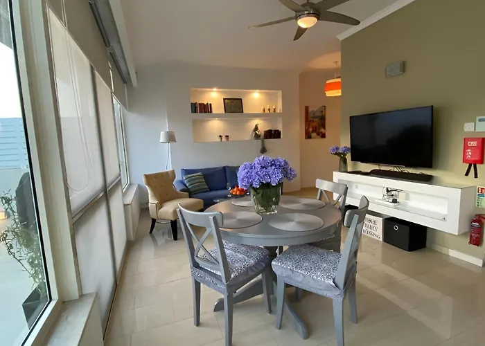 Cosy Penthouse With Bbq דירה *